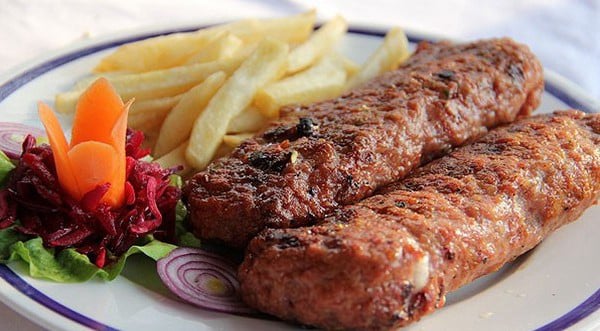 Ćevapi u slanini + pomfrit 